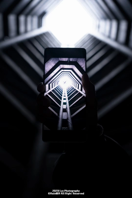 一个人手里拿着智能手机正在拍照