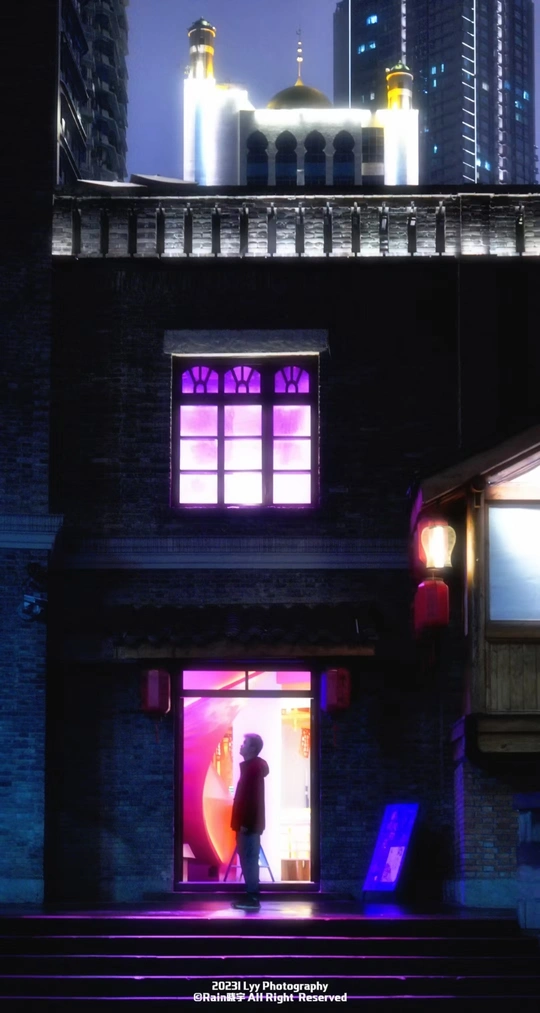 一个人和一个女人在夜晚照亮的一栋建筑前走