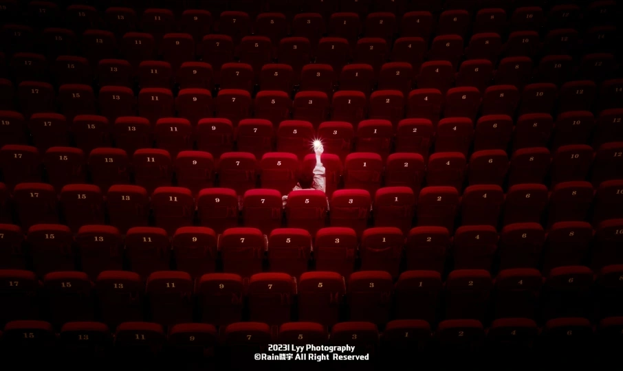 空荡荡的剧院 有红色的座位和一个大屏幕