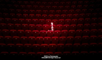 空荡荡的剧院 有红色的座位和一个大屏幕