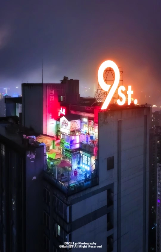 建筑物顶部有霓虹灯的城市夜晚