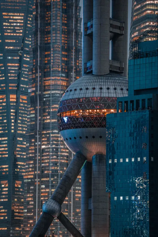 夜晚的高楼大厦城市