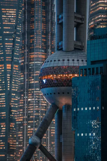 夜晚的高楼大厦城市