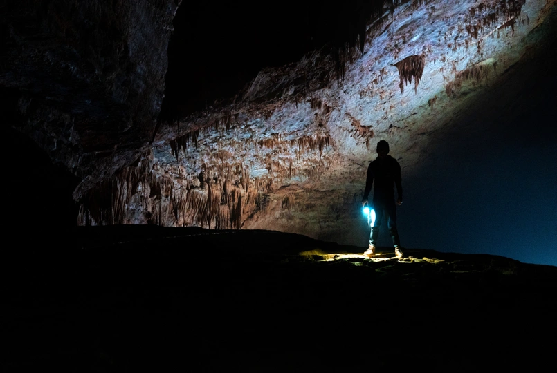 一个夜晚站在黑暗洞穴里的男人