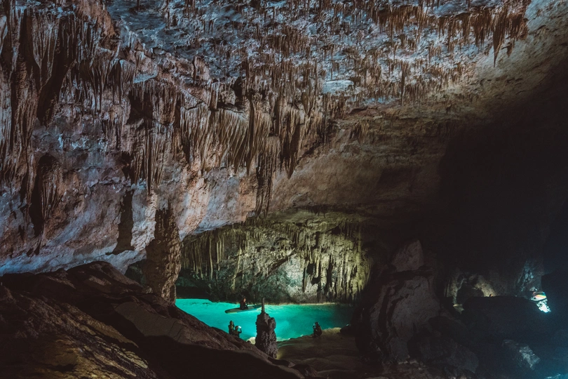 洞内站着有蓝色水的人们