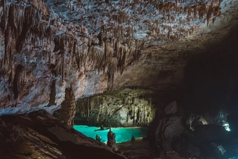 洞内站着有蓝色水的人们