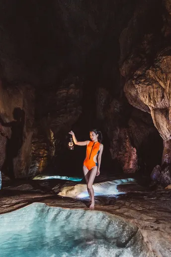 一位站在水坑里的女人