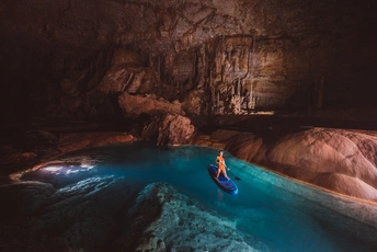 船上的男女在蓝色的洞穴里