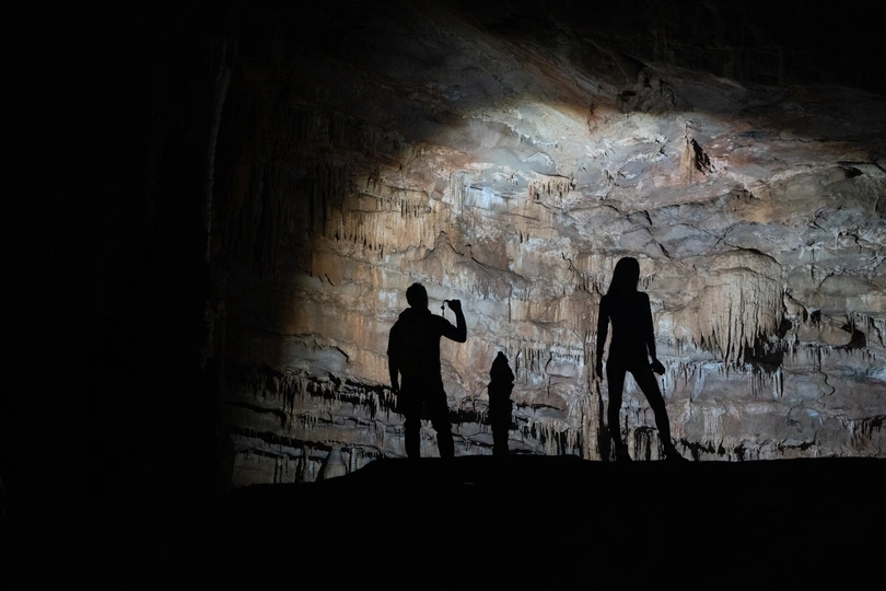 一个黑暗的洞穴 一个人影和一个人影站在阴影中