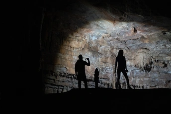 一个黑暗的洞穴 一个人影和一个人影站在阴影中