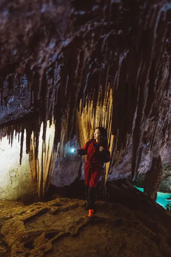 一个人站在洞里