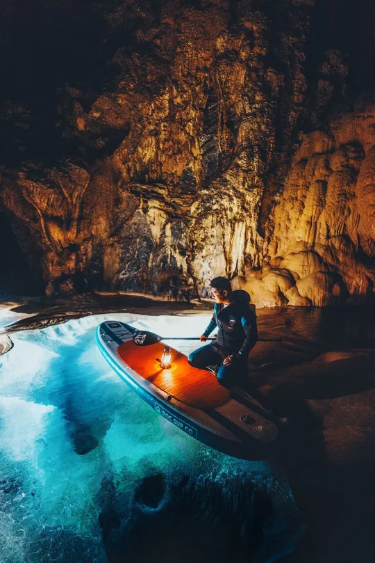 夜晚在洞穴中的船上几个人