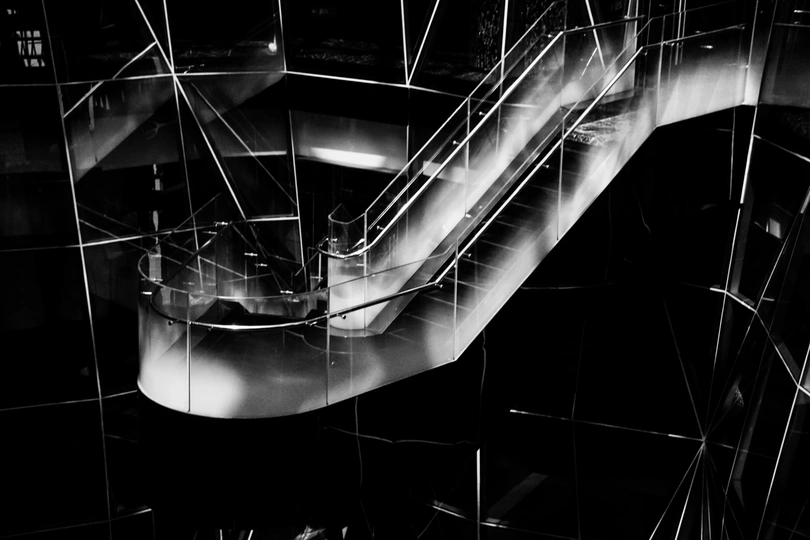 夜晚建筑里的电梯