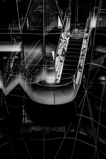 螺旋楼梯在玻璃结构中