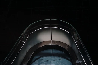 通往玻璃隧道的电梯