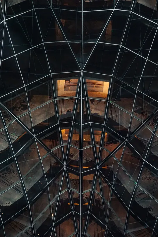 玻璃穹顶中的建筑的倒影