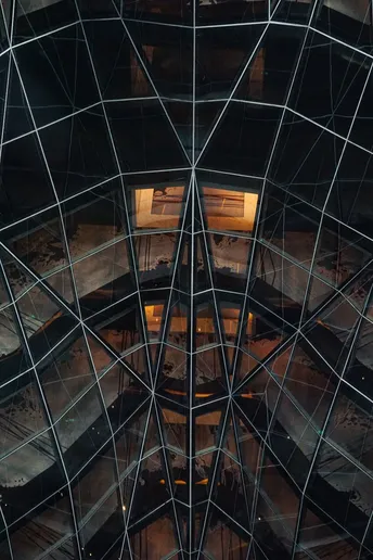 玻璃穹顶中的建筑的倒影