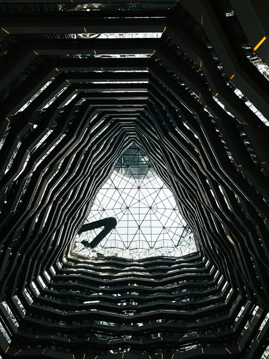 抬头望向伦敦的泰特现代艺术博物馆的玻璃屋顶