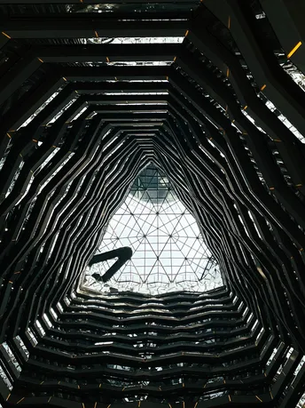 抬头望向伦敦的泰特现代艺术博物馆的玻璃屋顶