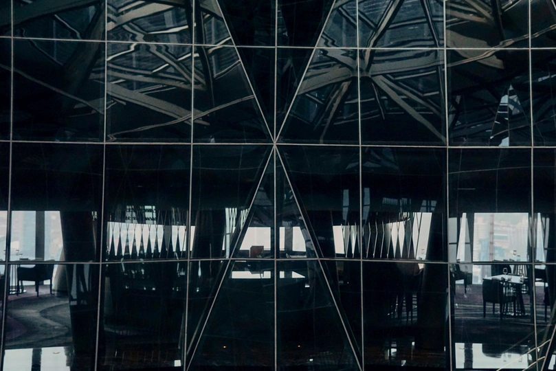 另一栋楼的窗户里的办公楼的倒影