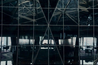 另一栋楼的窗户里的办公楼的倒影