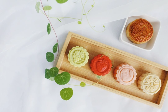 一个小托盘 上面有饼干和鲜花