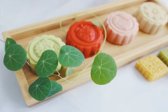 上面放着肥皂和鲜花的木托盘