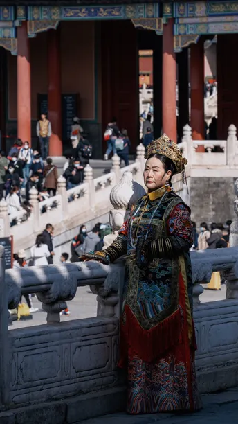 一位穿着传统服装的女性站在寺庙前