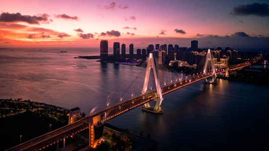 暮色中横跨城市宽度的巨大桥梁