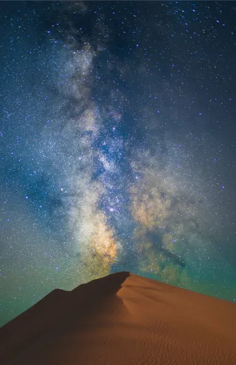 夜晚的沙漠 星空中有星系