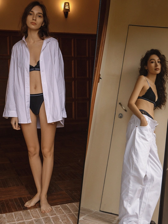 一个穿着白色长袍的模特站在镜子前