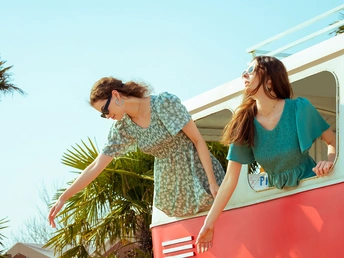 一些年轻人骑着滑板在红色卡车上