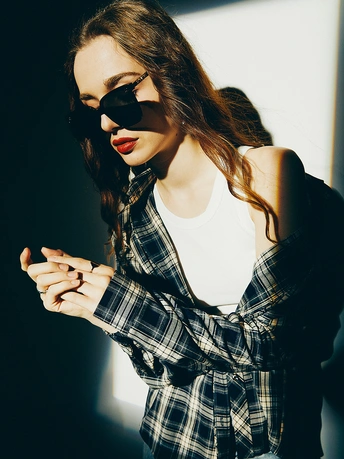 一位穿着白色衬衫和黑色夹克 唇色鲜红的女青年