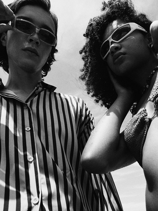 一个戴太阳镜的女人站在一个男人旁边