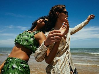 一位年轻男子和一位年轻女子站在海边