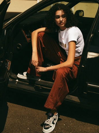 一位年轻女子坐在汽车中摆姿势