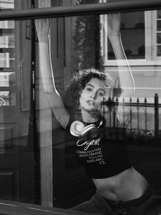 站在窗前的年轻人