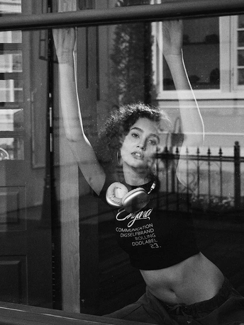 站在窗前的年轻人