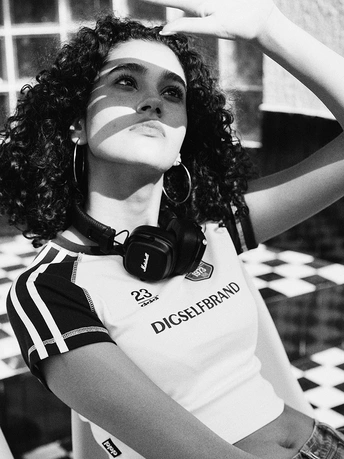 一张黑白照片 一位年轻女子戴着耳机