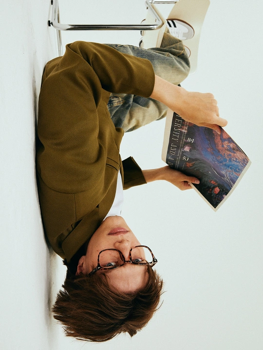 一个戴眼镜的年轻男子将头靠在马桶上