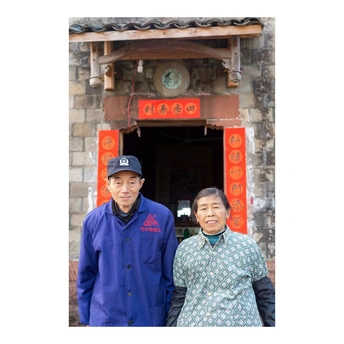 一些男人站在一栋老建筑前面