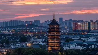 夕阳下的城市 天际线上的建筑和前景中的宝塔。