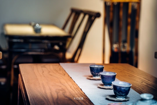 蓝色杯子盘子和盘子放在木制桌子上 在房间里。