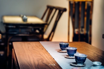 蓝色杯子盘子和盘子放在木制桌子上 在房间里。