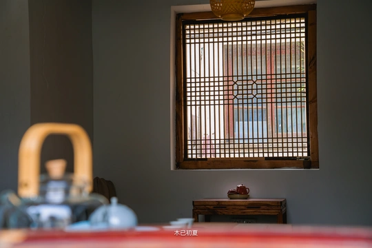 一个带有桌椅和窗户的厨房