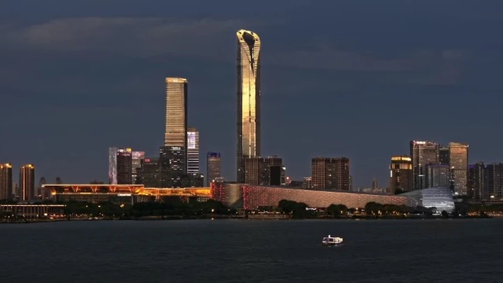夏日傍晚的国金真的闪着金光