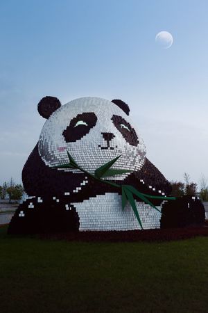 草地上有一座巨大的熊猫雕像。