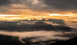 山脉上的日落或日出 云海和雾气