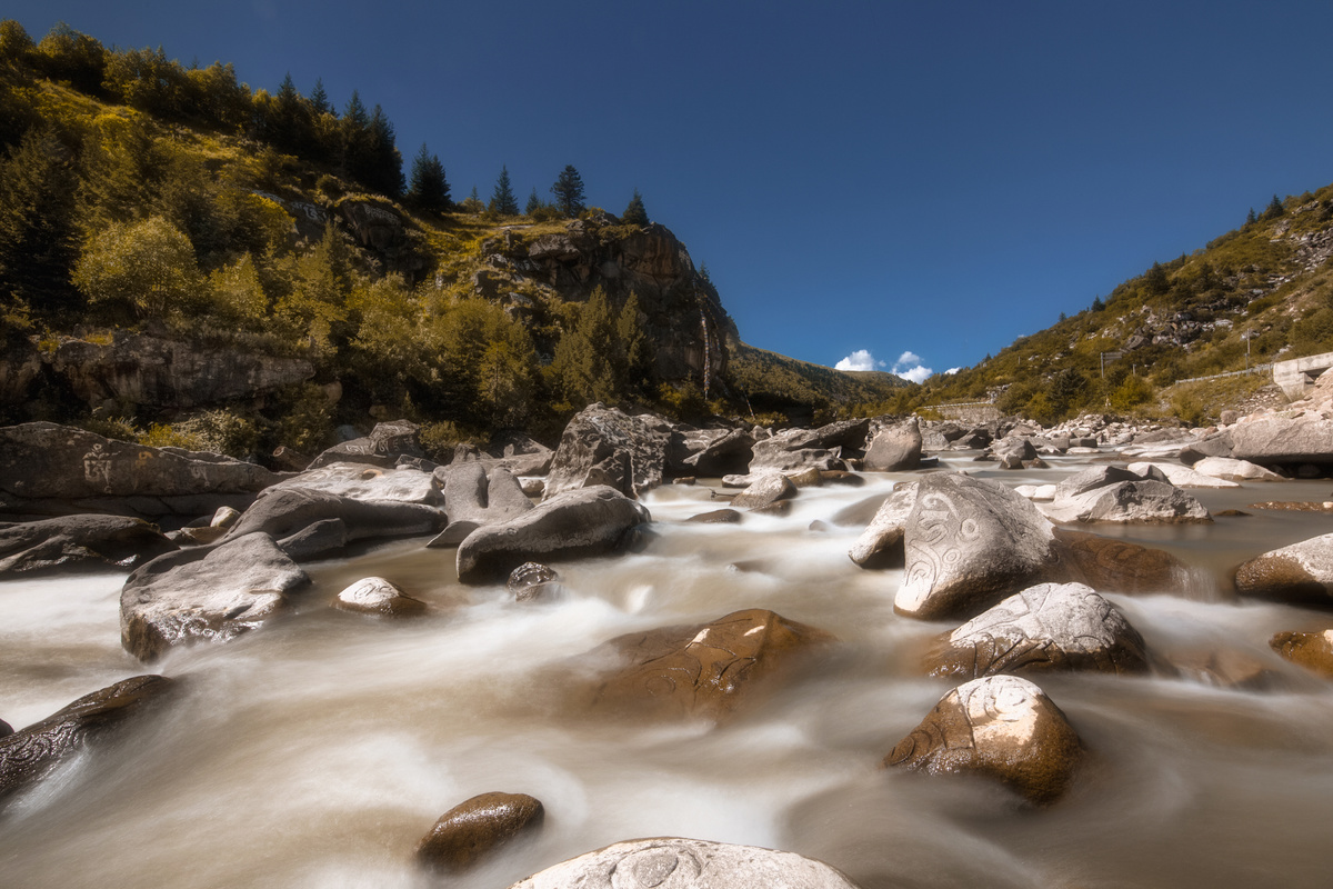 河水漫过山间岩石上的石块
