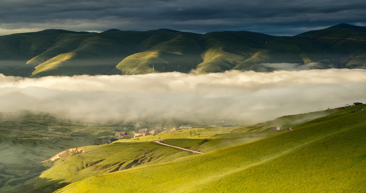 起伏的绿色山丘和雾气的景象